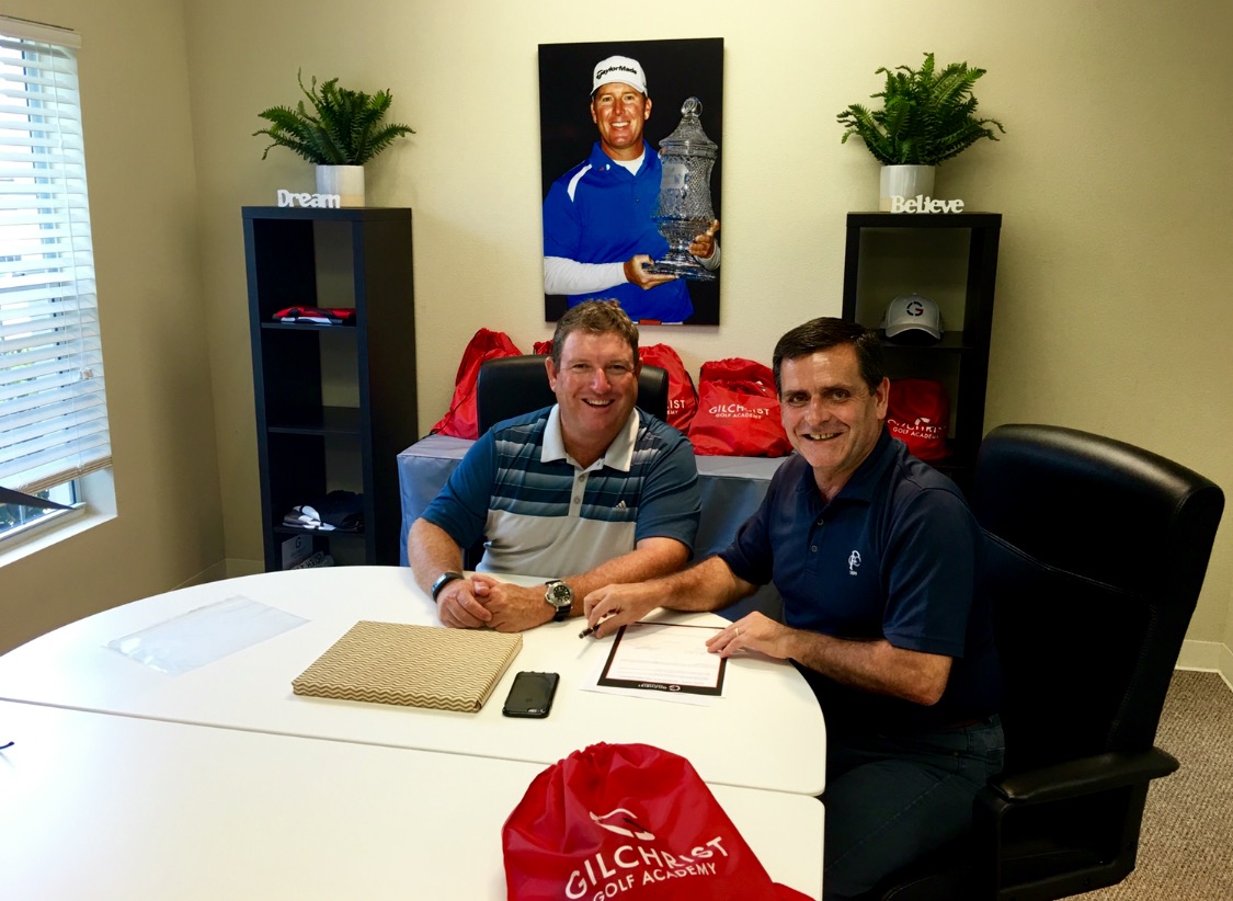 GOLF ACTION FIRMA ACUERDO CON GARY GILCHRIST GOLF ACADEMY